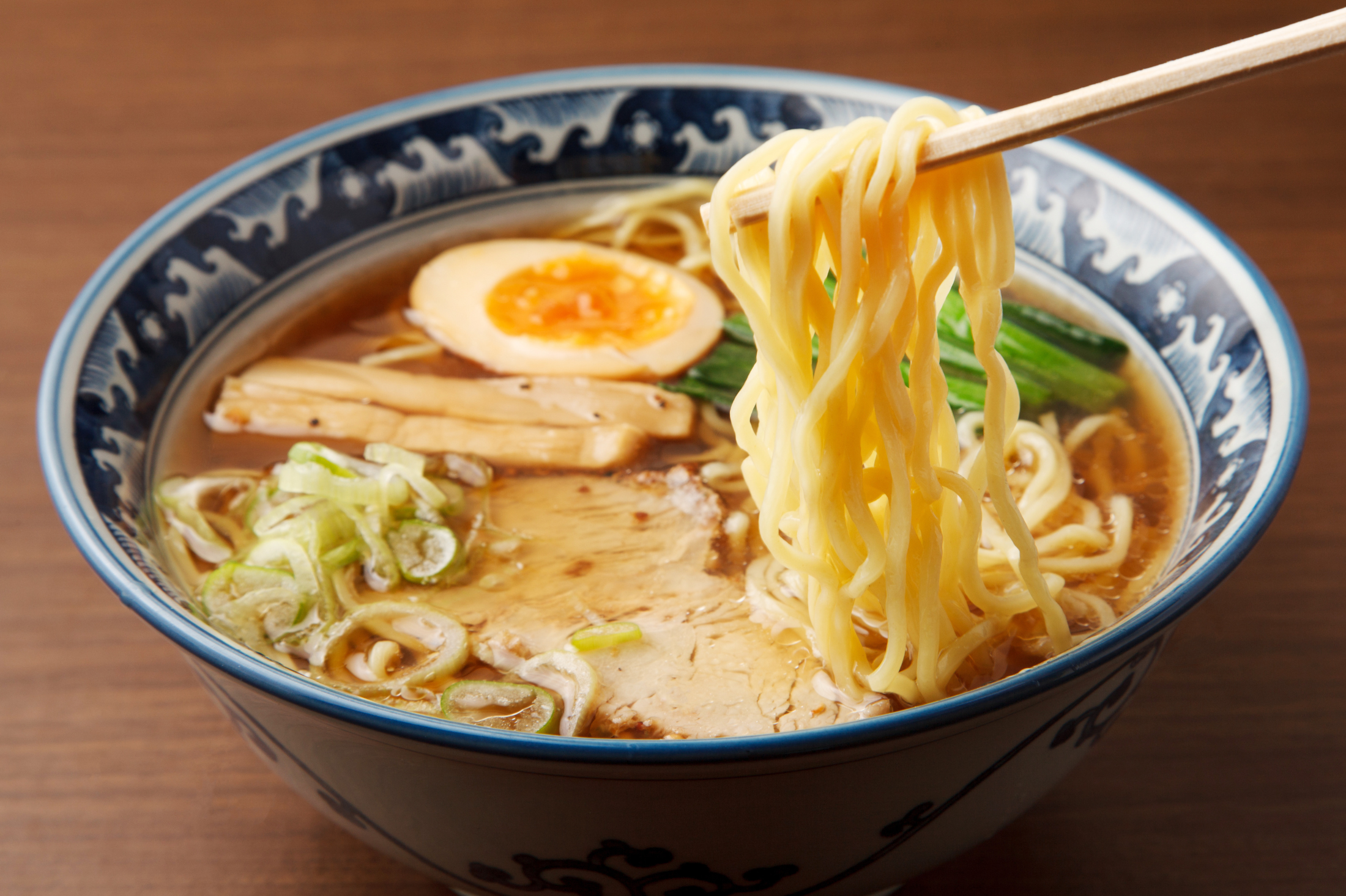 Gọi tên 6 món ăn kèm khi uống sake - Mì ramen